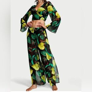 Victoria's Secret Swim Cover up
Vintage leaves  Crinkle
Wide-Leg Pants size Xs